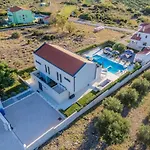 Modern With Private Swimming Pool *