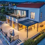 Vila Modern With Private Swimming Pool *