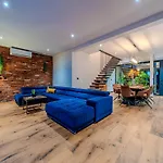 Modern With Private Swimming Pool *