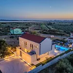 Villa Modern With Private Swimming Pool *