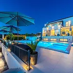 Modern With Private Swimming Pool