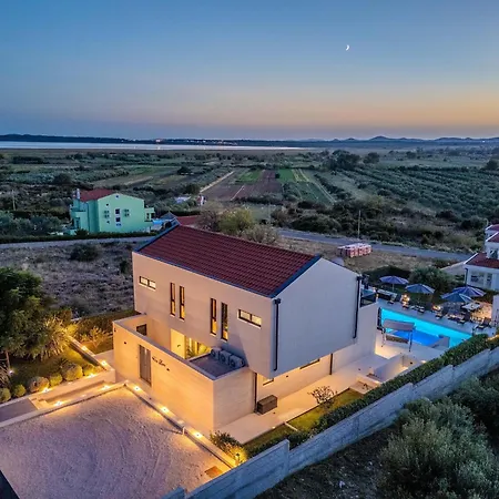 Villa Modern With Private Swimming Pool *