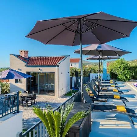 Modern With Private Swimming Pool *