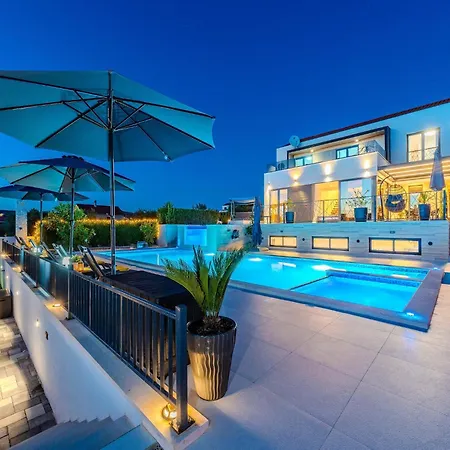 Modern With Private Swimming Pool
