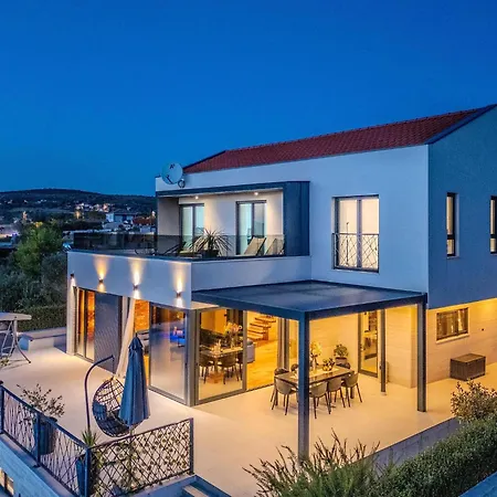 Modern With Private Swimming Pool Villa *