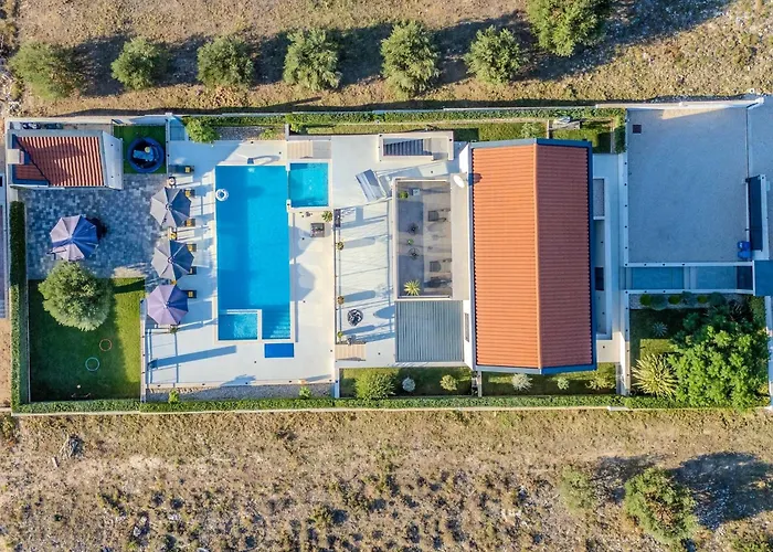 Modern With Private Swimming Pool *