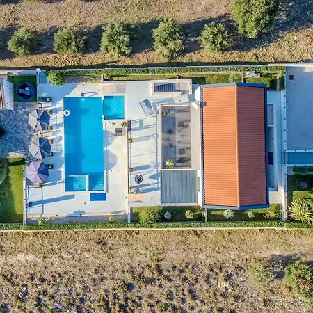 Modern With Private Swimming Pool *