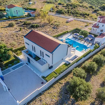 Modern With Private Swimming Pool *