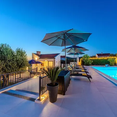 Vila Modern With Private Swimming Pool *