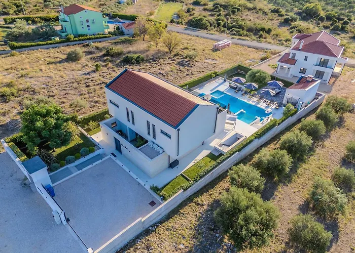 Modern With Private Swimming Pool *