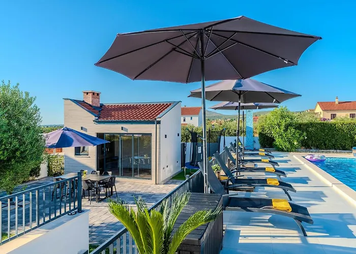 Modern With Private Swimming Pool *